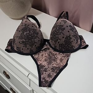 Elegant Black Lace Women's Intimate Set